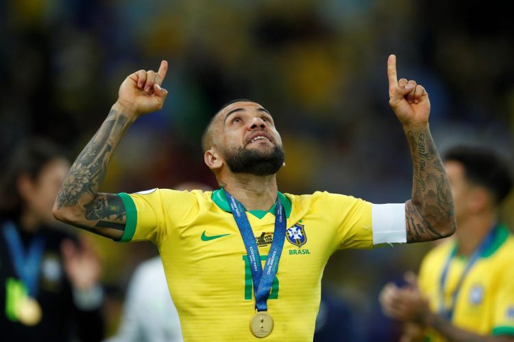Dani Alves berpeluang diturunkan kembali saat Brasil menghadapi Swiss malam nanti.
